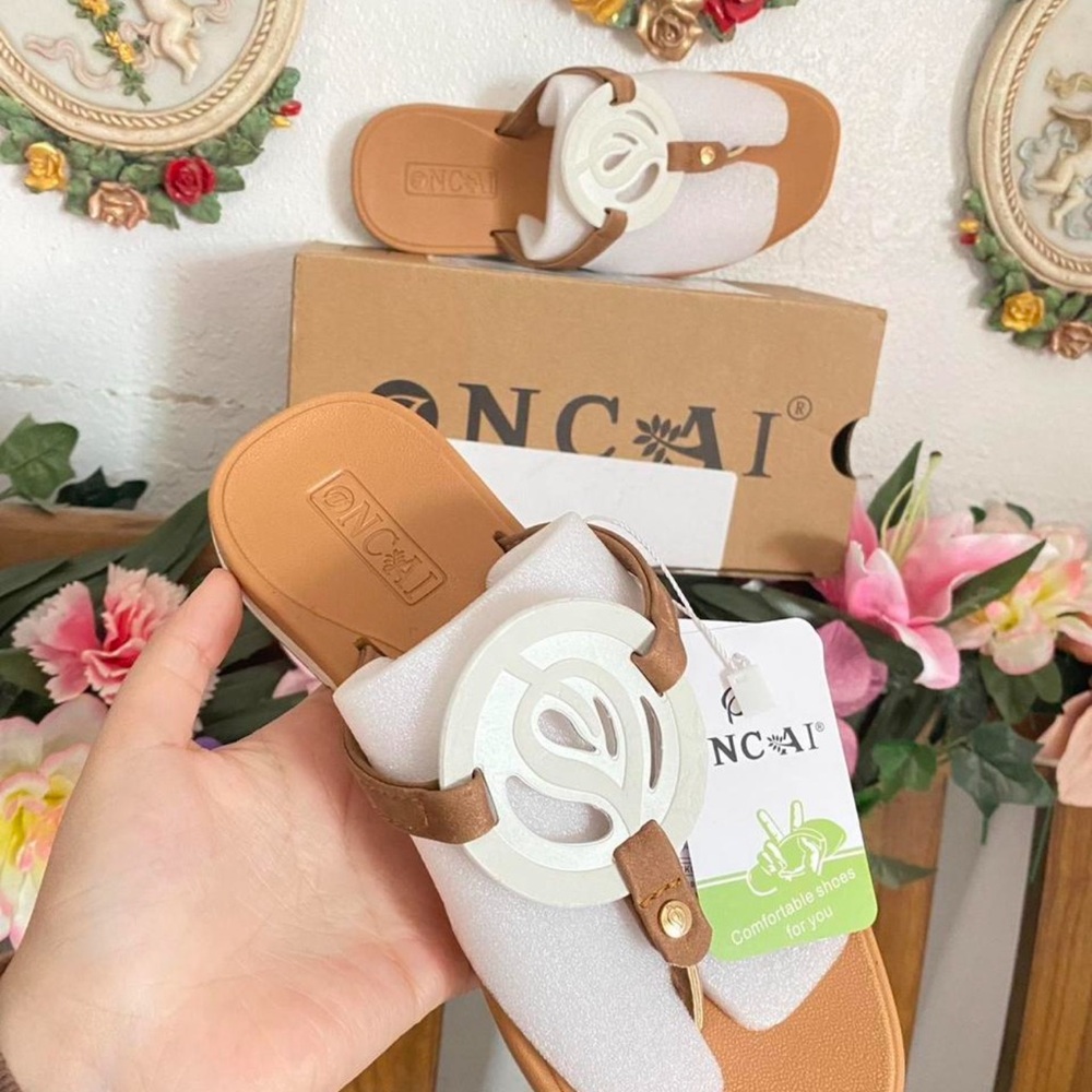 NIB ONCAI Women's White and Tan Sandals
